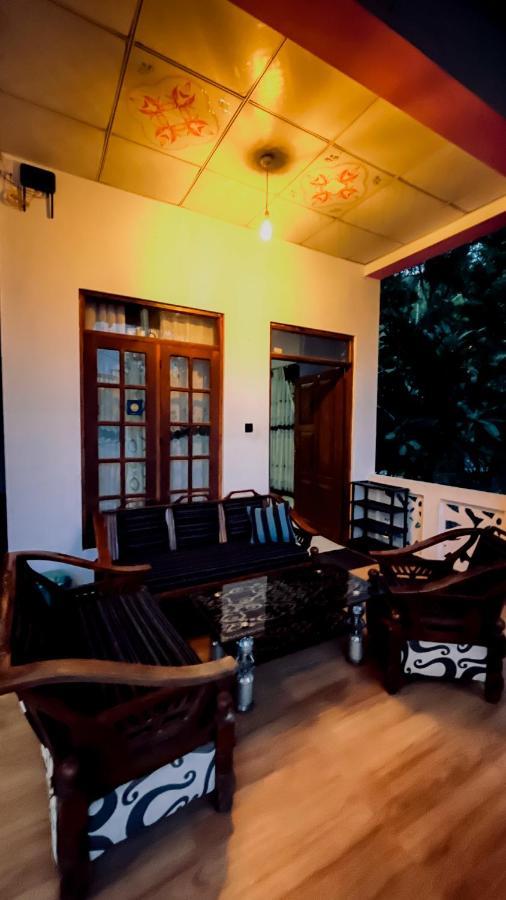 Adhi's Place Hotel 2*