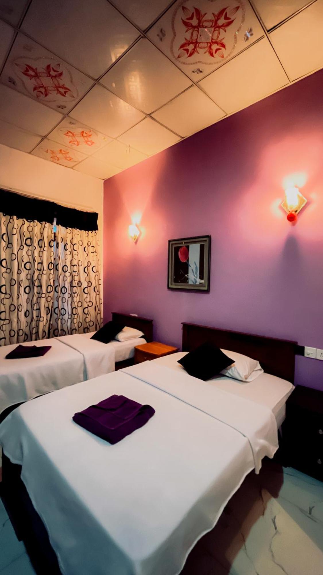 Hotel Adhi's Place