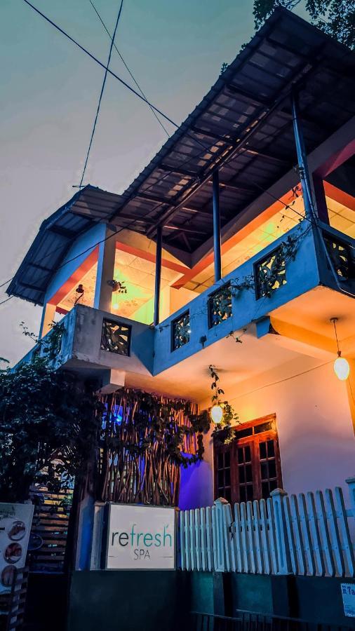 Hotel Adhi's Place 2*