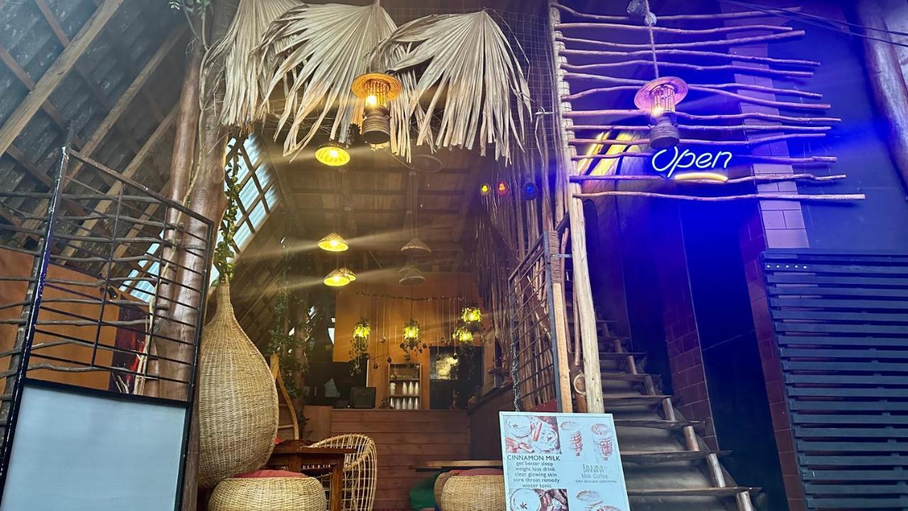 A Lounge And Cafe Hostel *