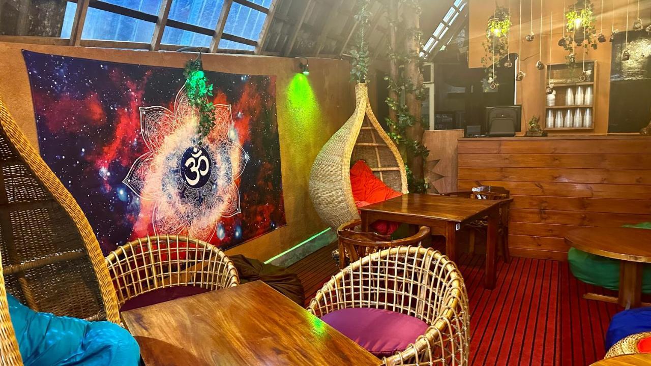 A Lounge And Cafe *