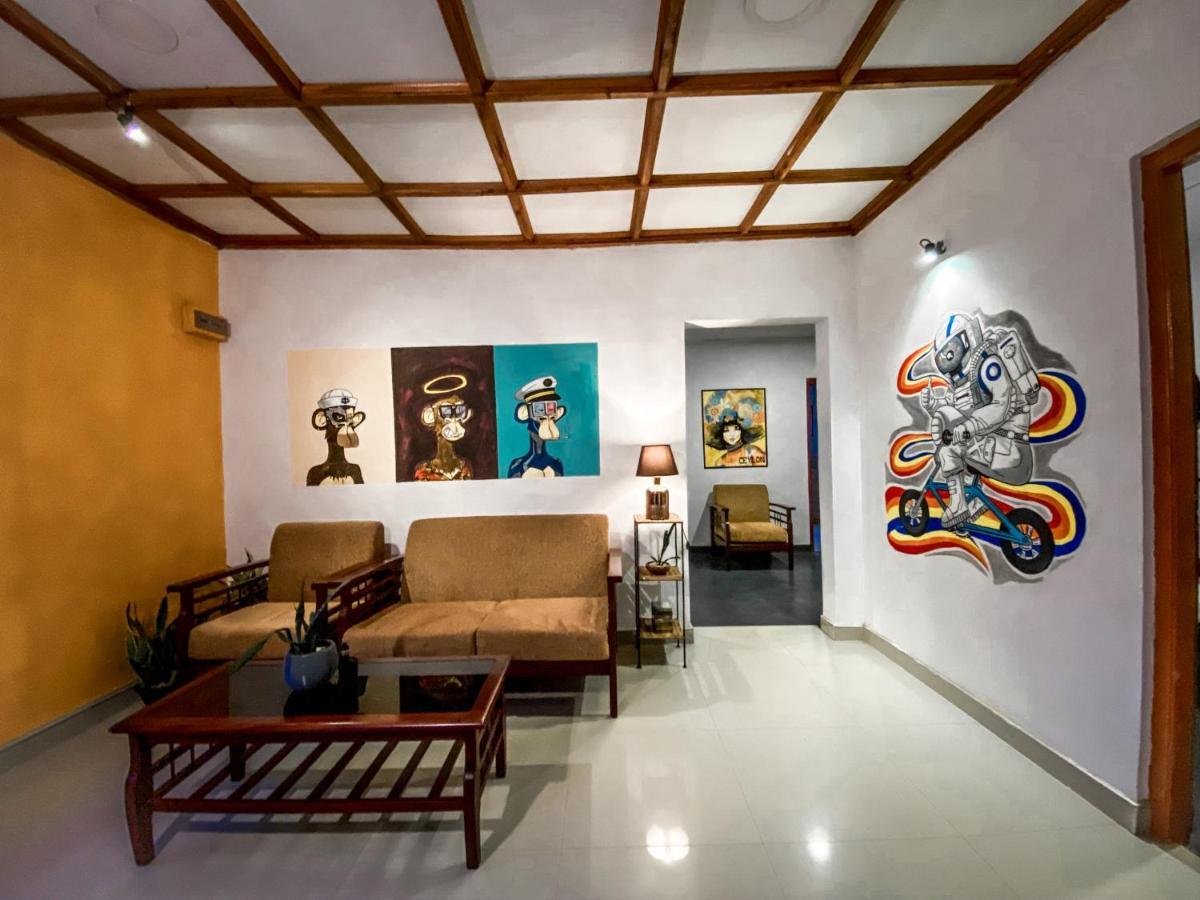 Mad Monkey And Lounge *