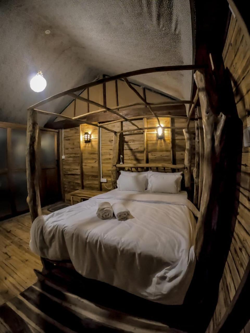 Bed & Breakfast Lamiaceae Wood *