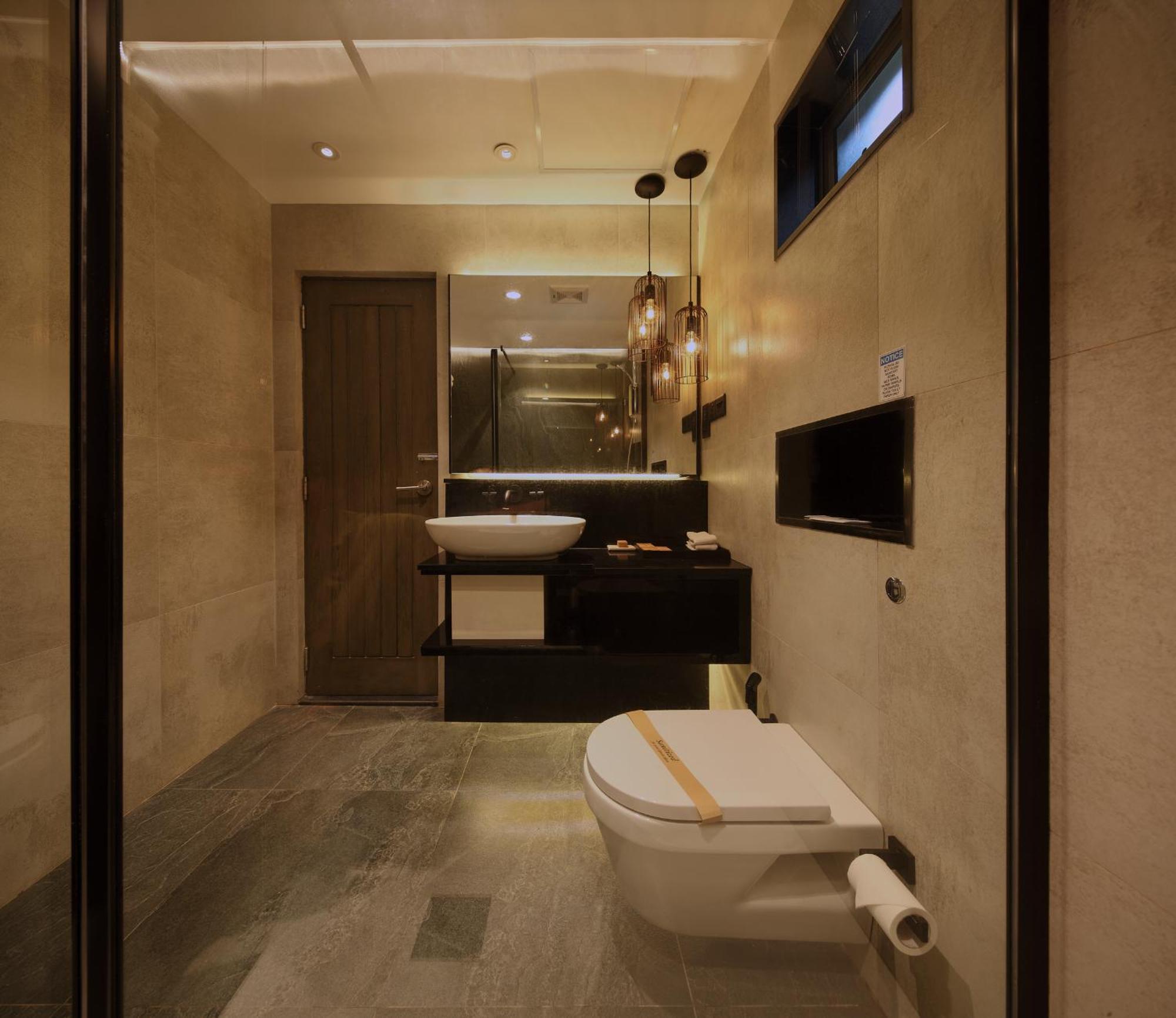 Hide & Hotel 4*