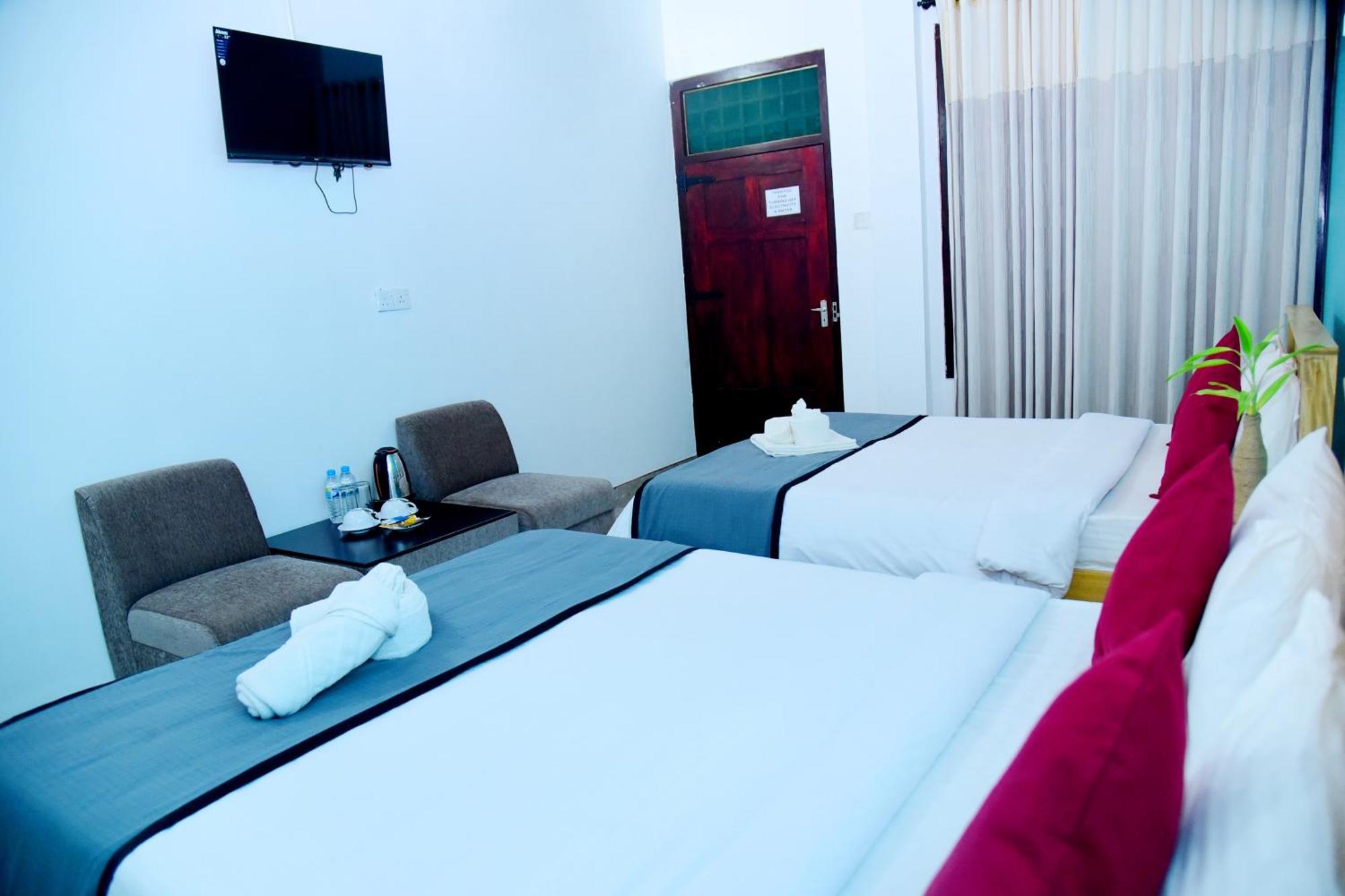 Heavens Gate Hotel 2*