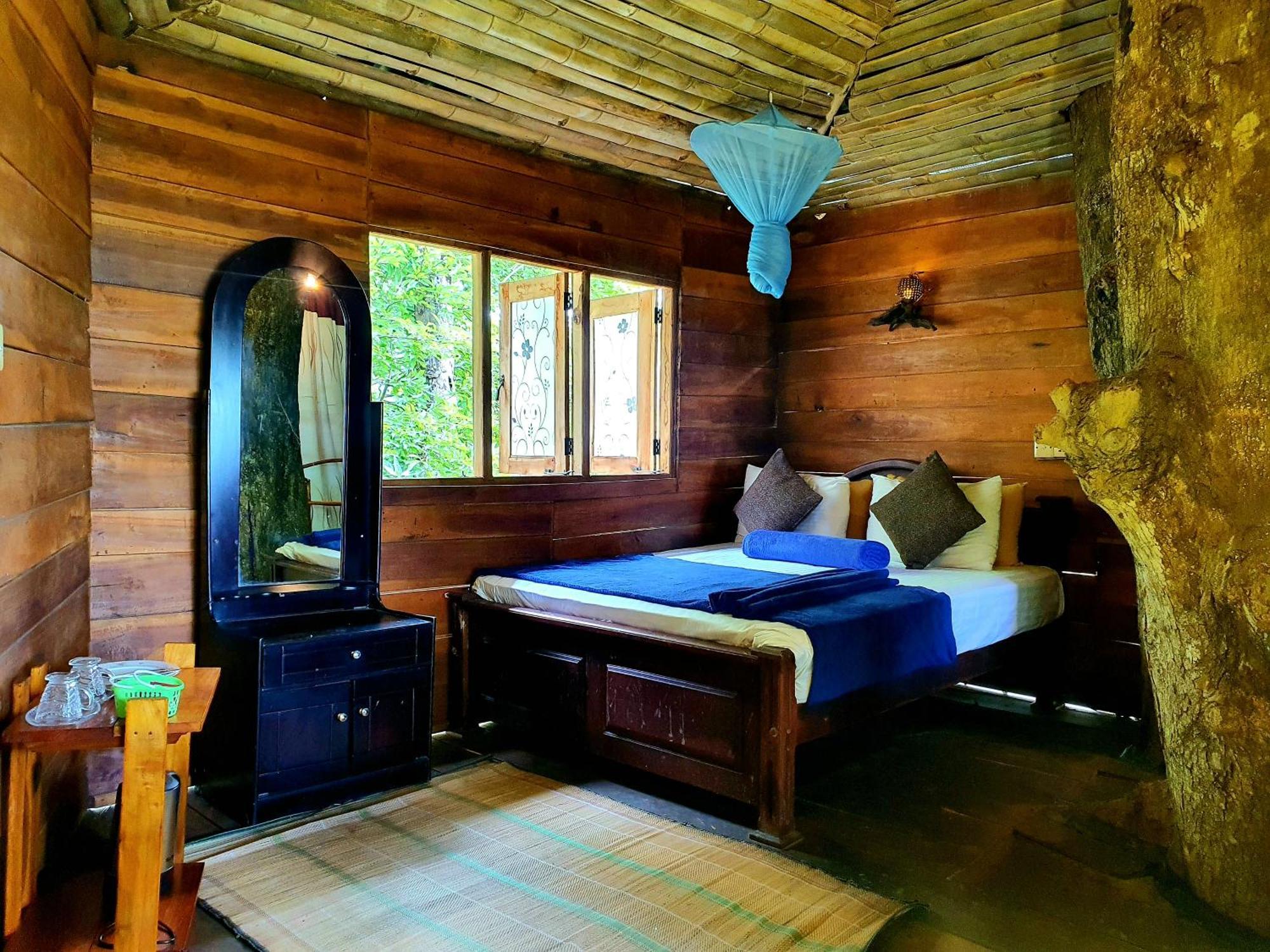 The Winsome & Tree House Bed & Breakfast *