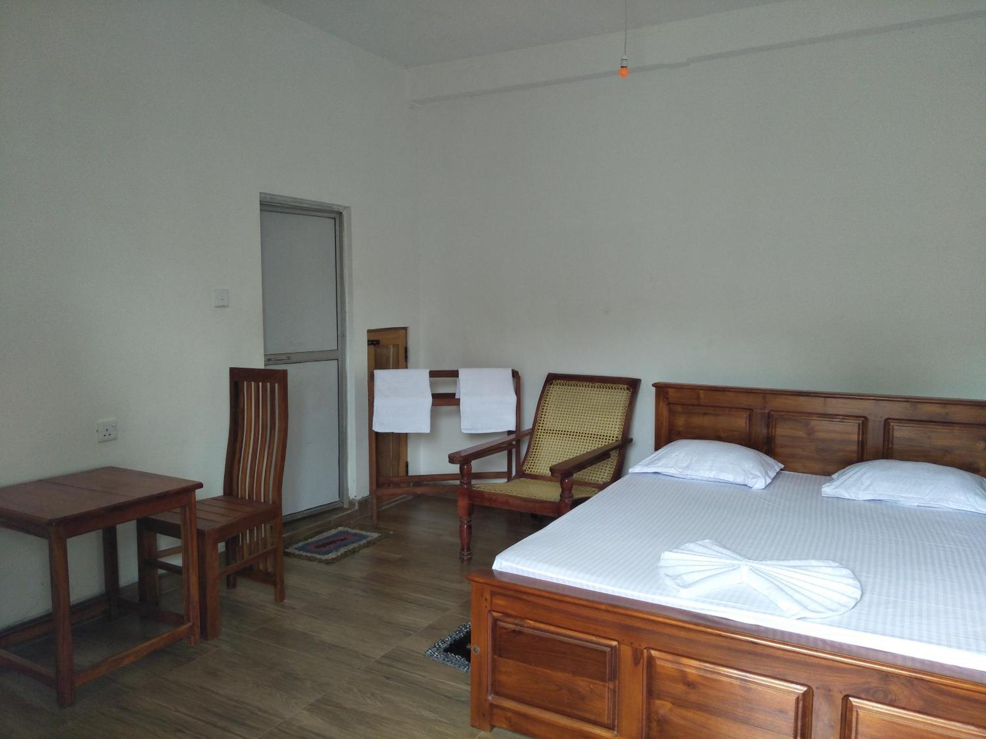 Green Cage & Restaurant Hotel