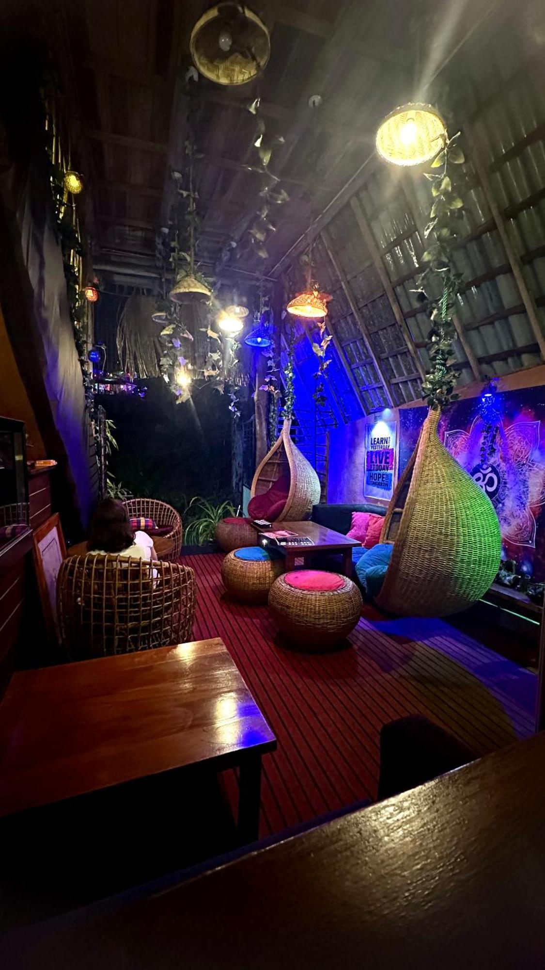 A Lounge And Cafe * Ella