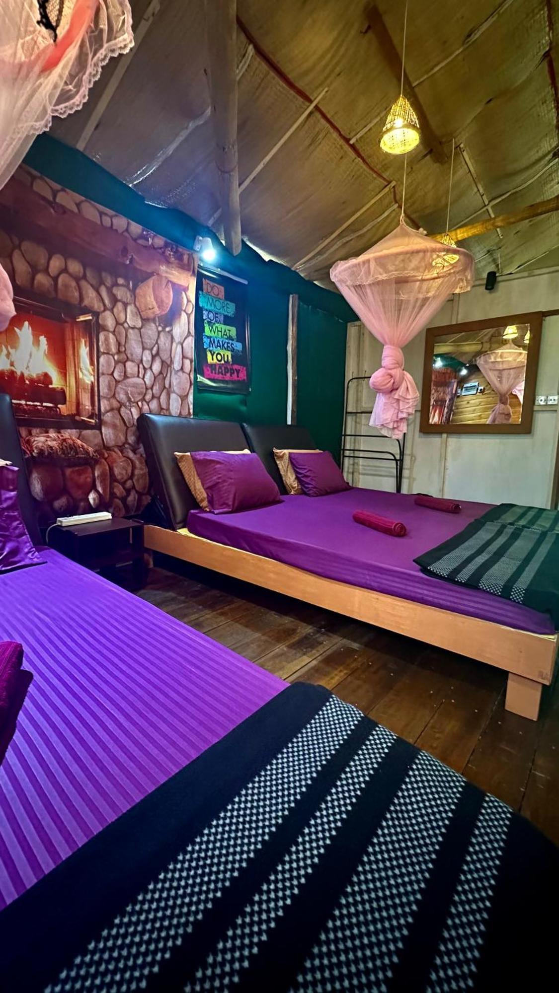 Hostel A Lounge And Cafe *