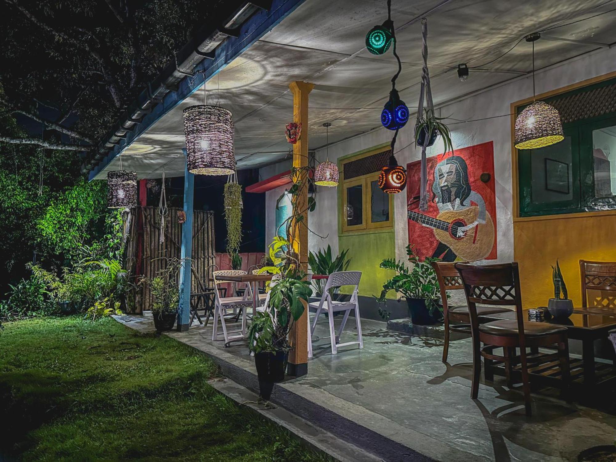 Mad Monkey And Lounge Hostel *