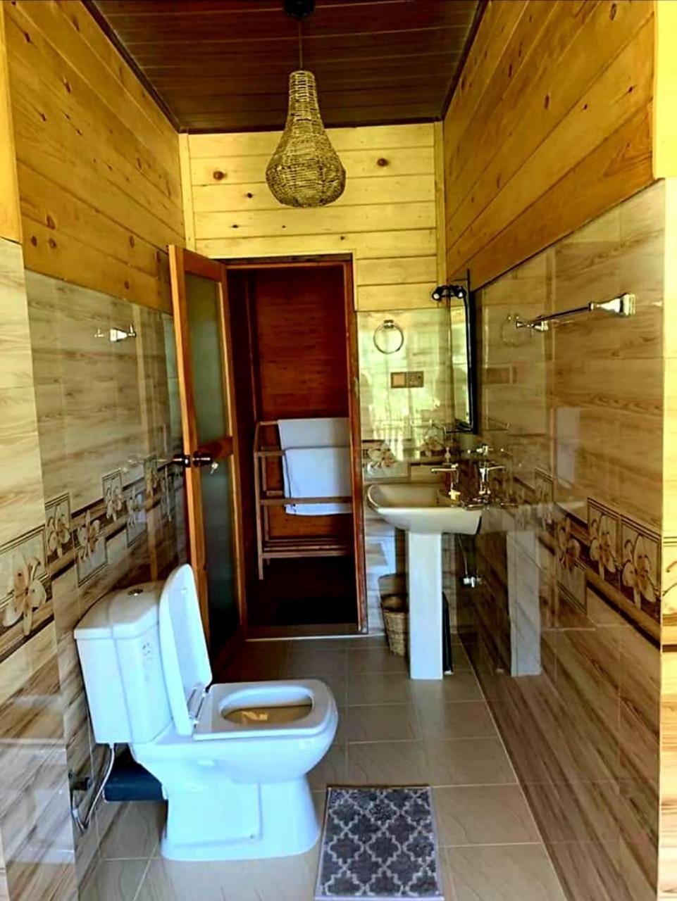 Wood Lodge *