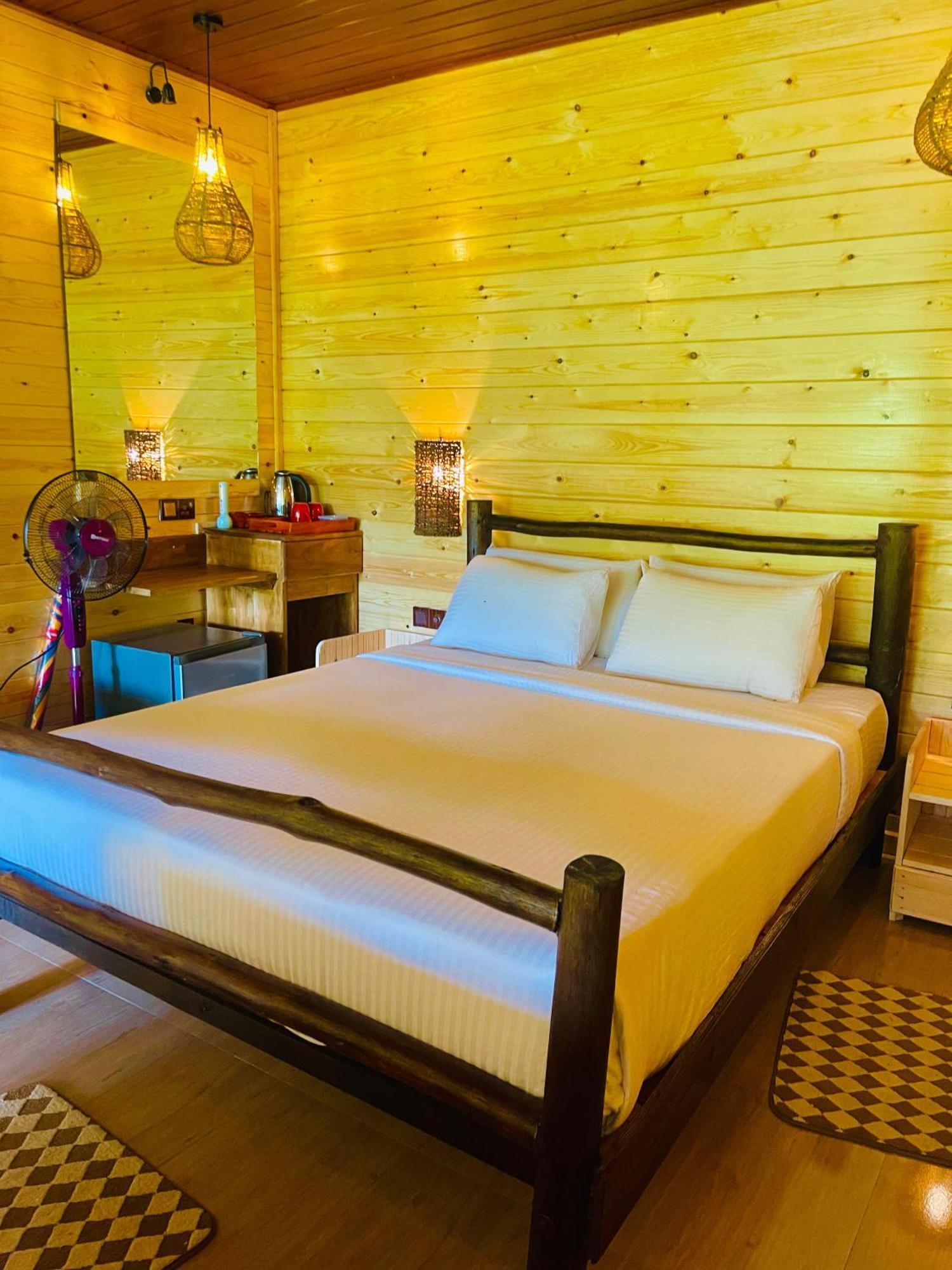 Wood Lodge *
