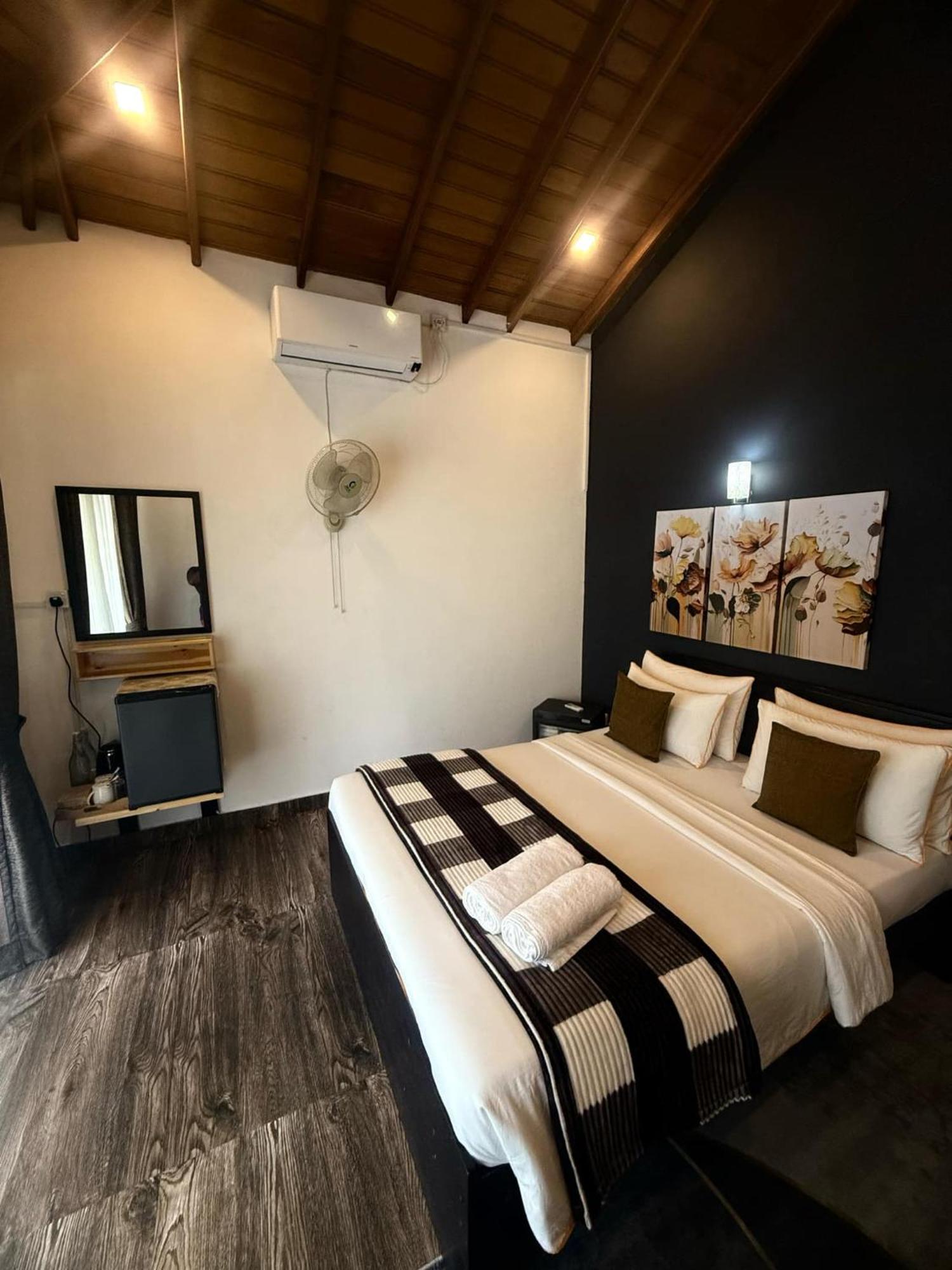 Hotel Moon Rock *