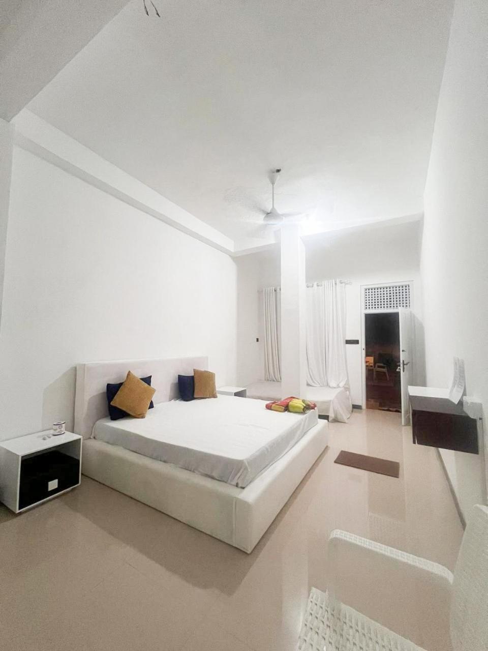 Hostel Ceylon Happy Laugh -