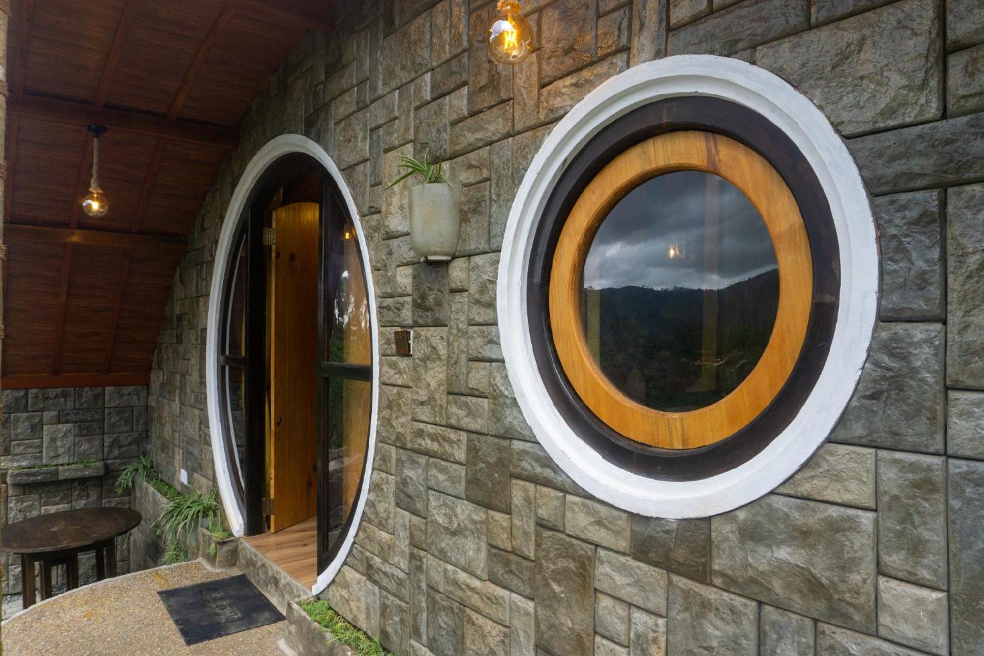 Bed & Breakfast Hobbit Hole Hideaway *