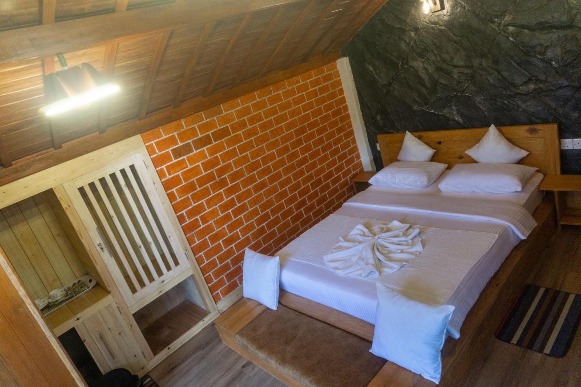 Bed & Breakfast Hobbit Hole Hideaway *