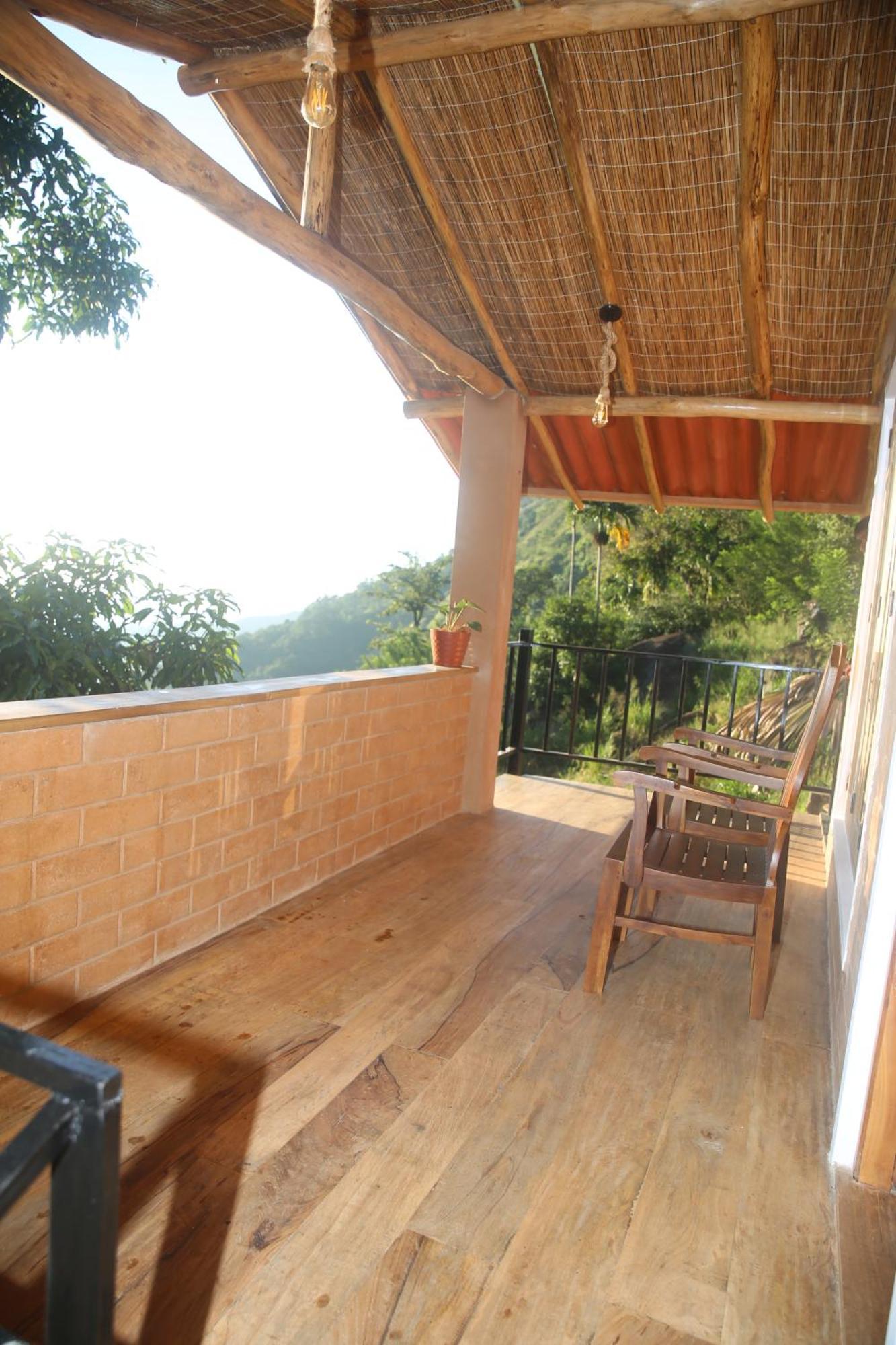 Jungle Cave Lodge *