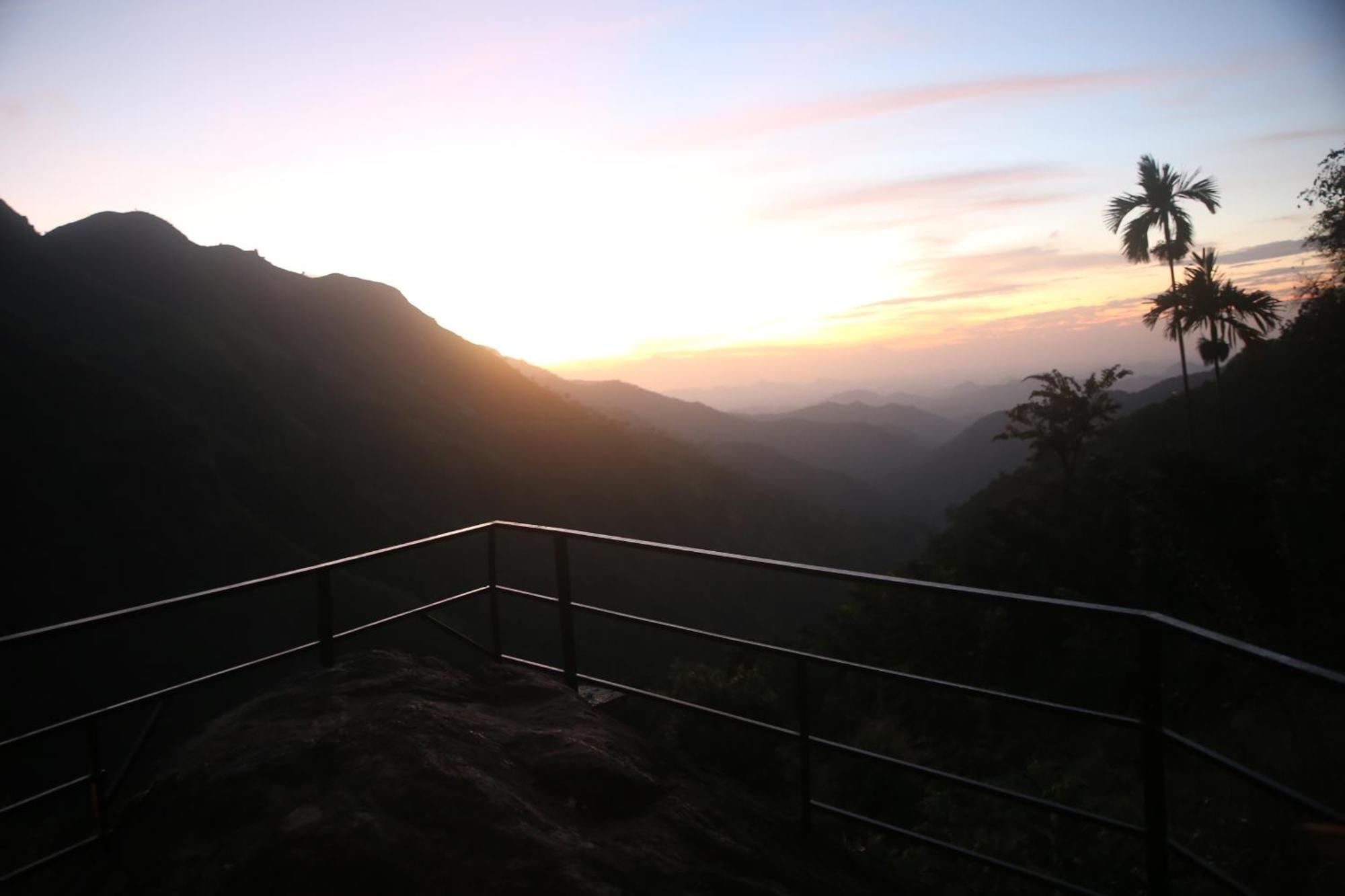 Jungle Cave Lodge *