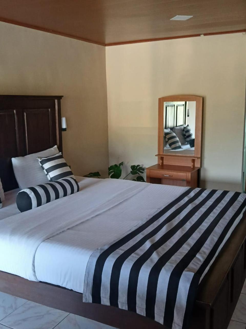 The Peak Hotel Ella