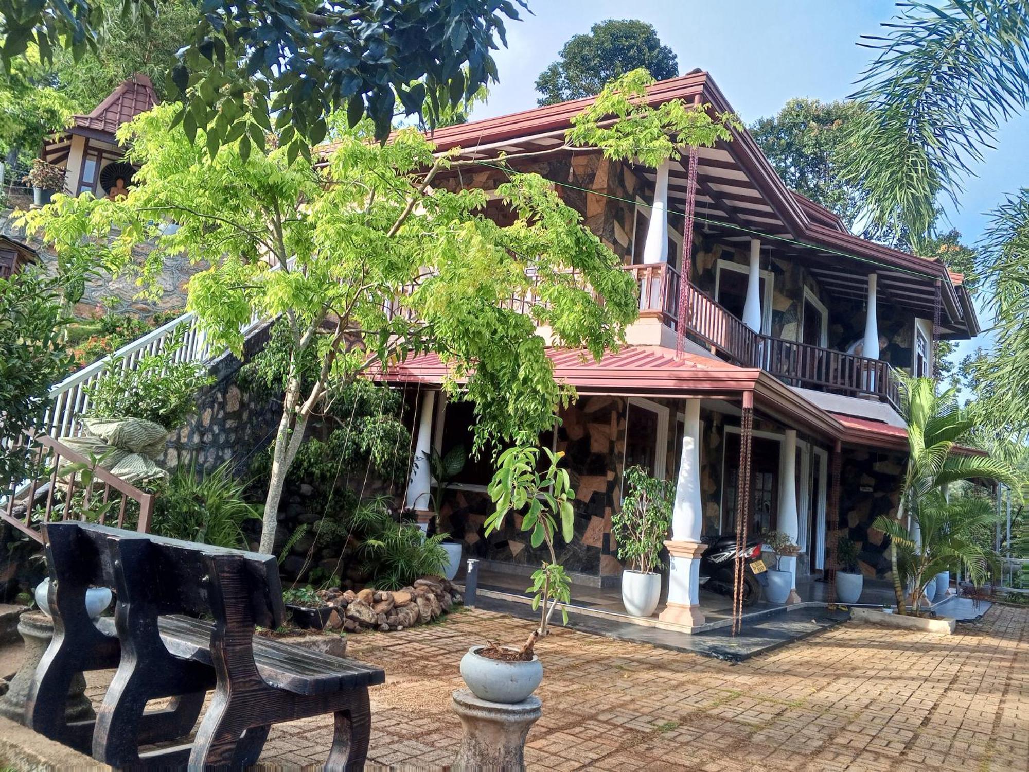 H3 Hilltop Heaven Inn *