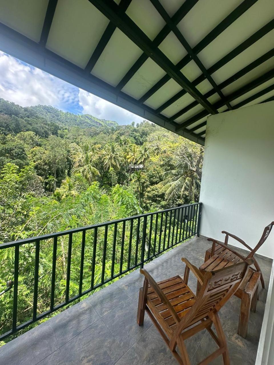 La Karanda Breeze Hotel