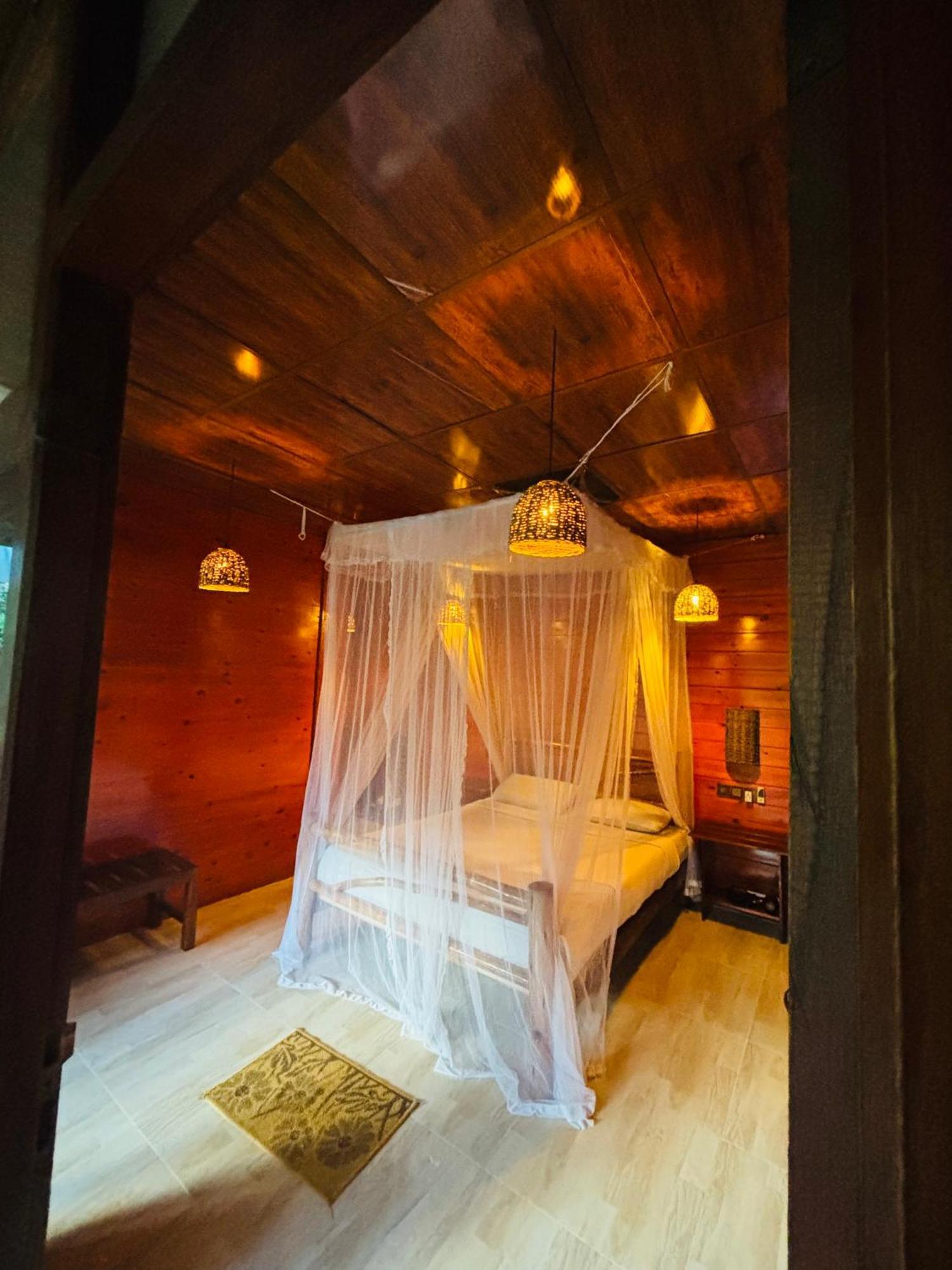 Wood Lodge *