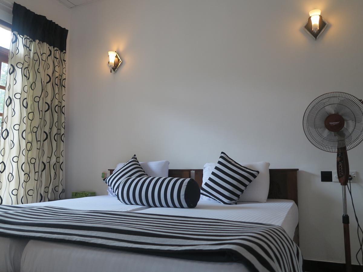Hotel Adhi's Place