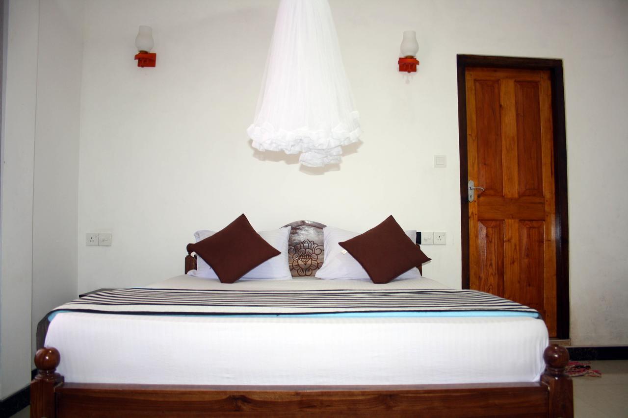 Hotel Adhi's Place 2*