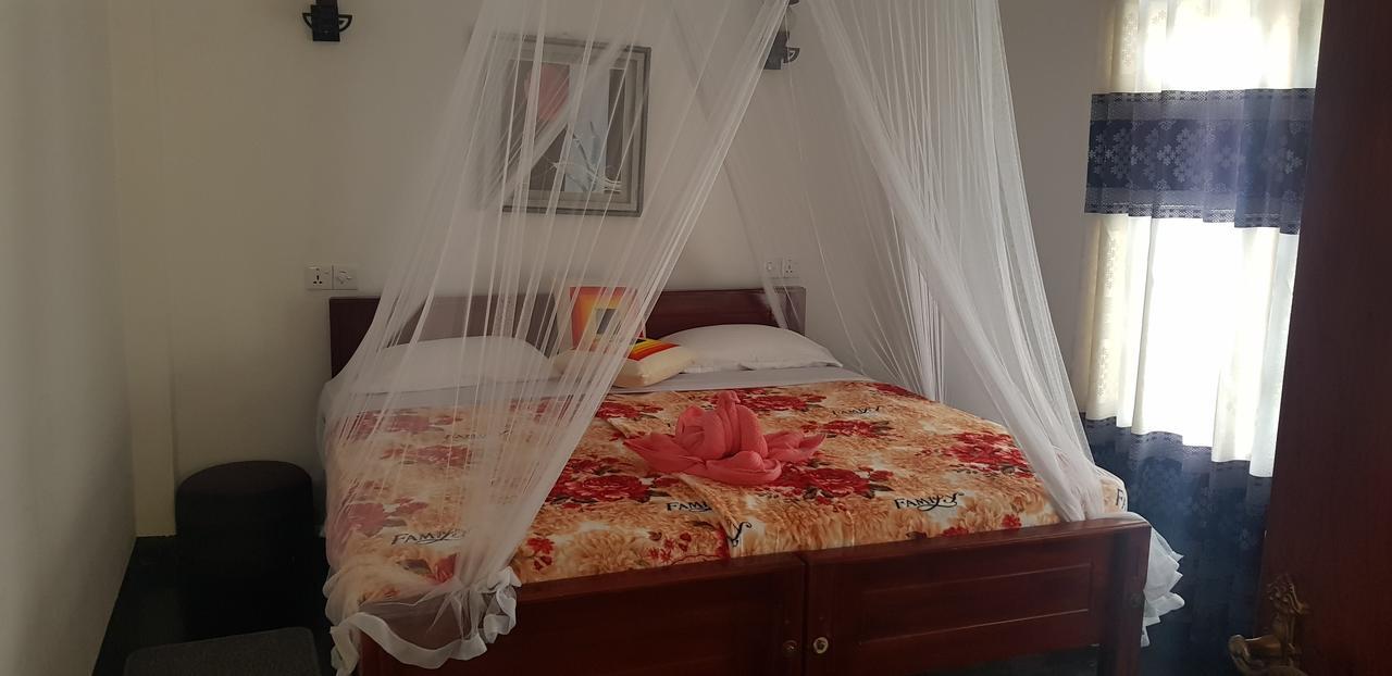 Adhi's Place Hotel 2*