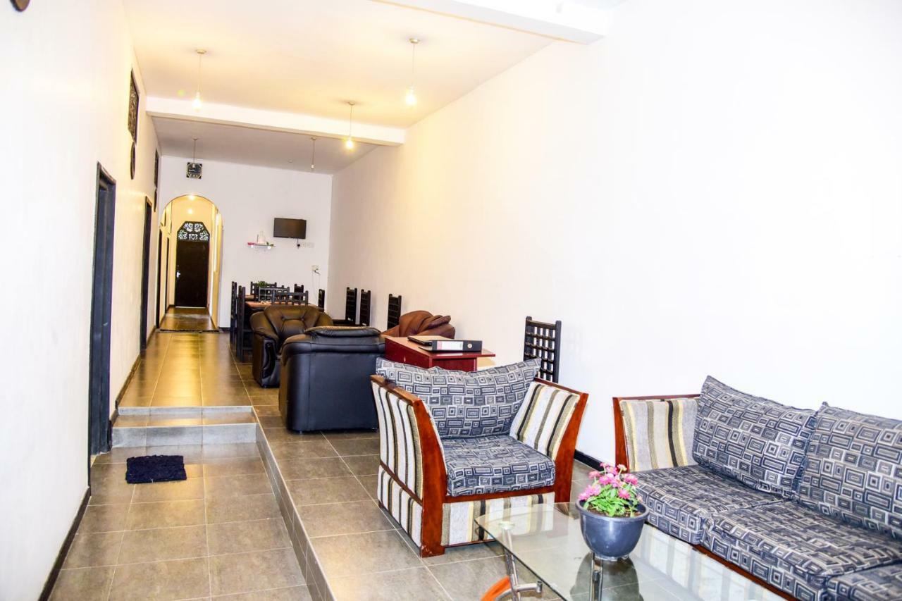 Shades Hotel 2*