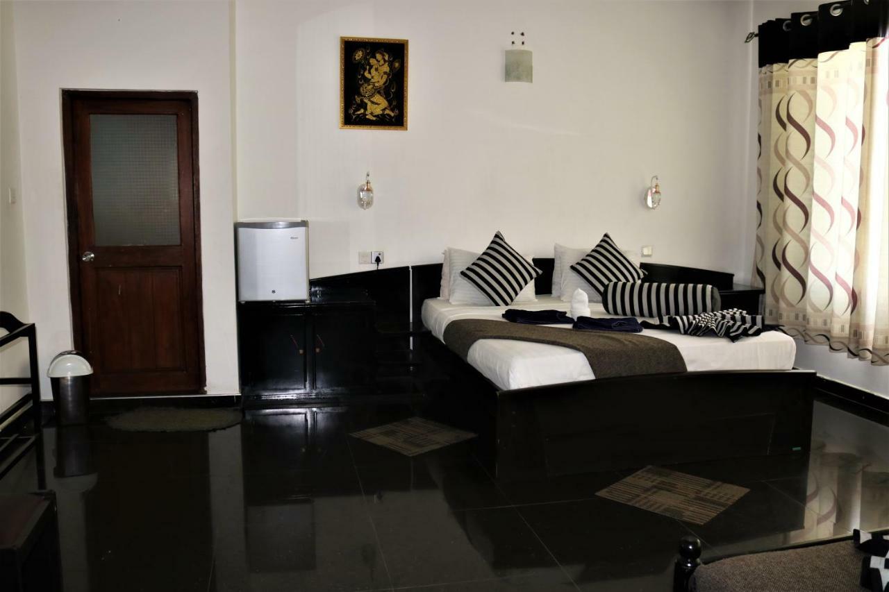 Ella's Edge 3*