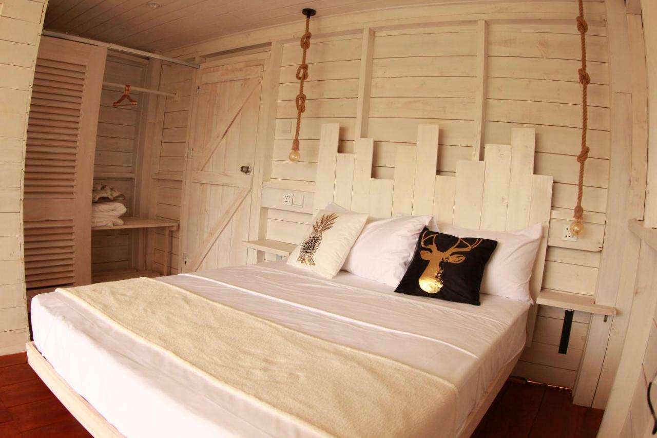 Luxury tent The Hideoutella Wood Cabins