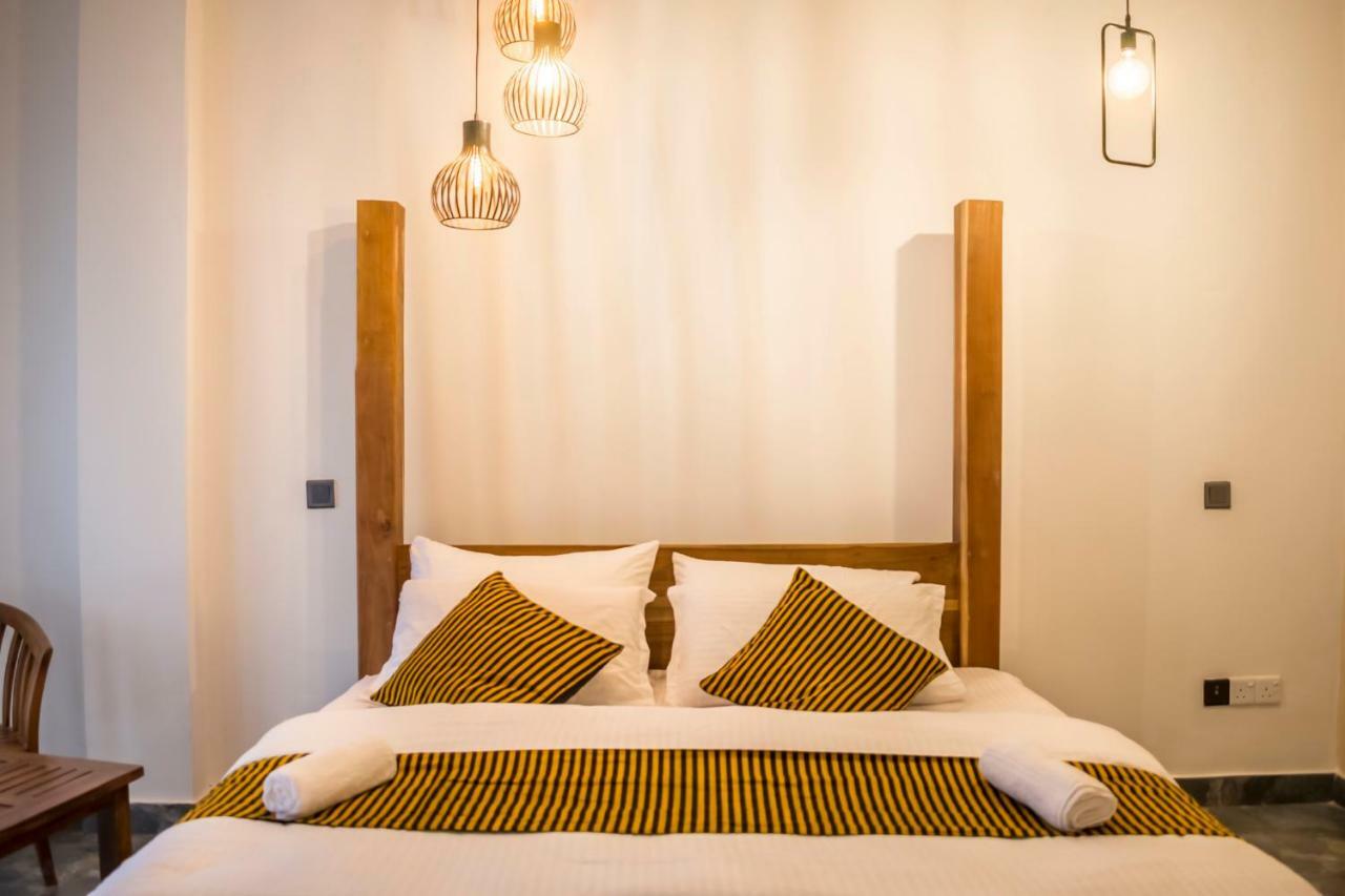 Hotel Eminence Shire