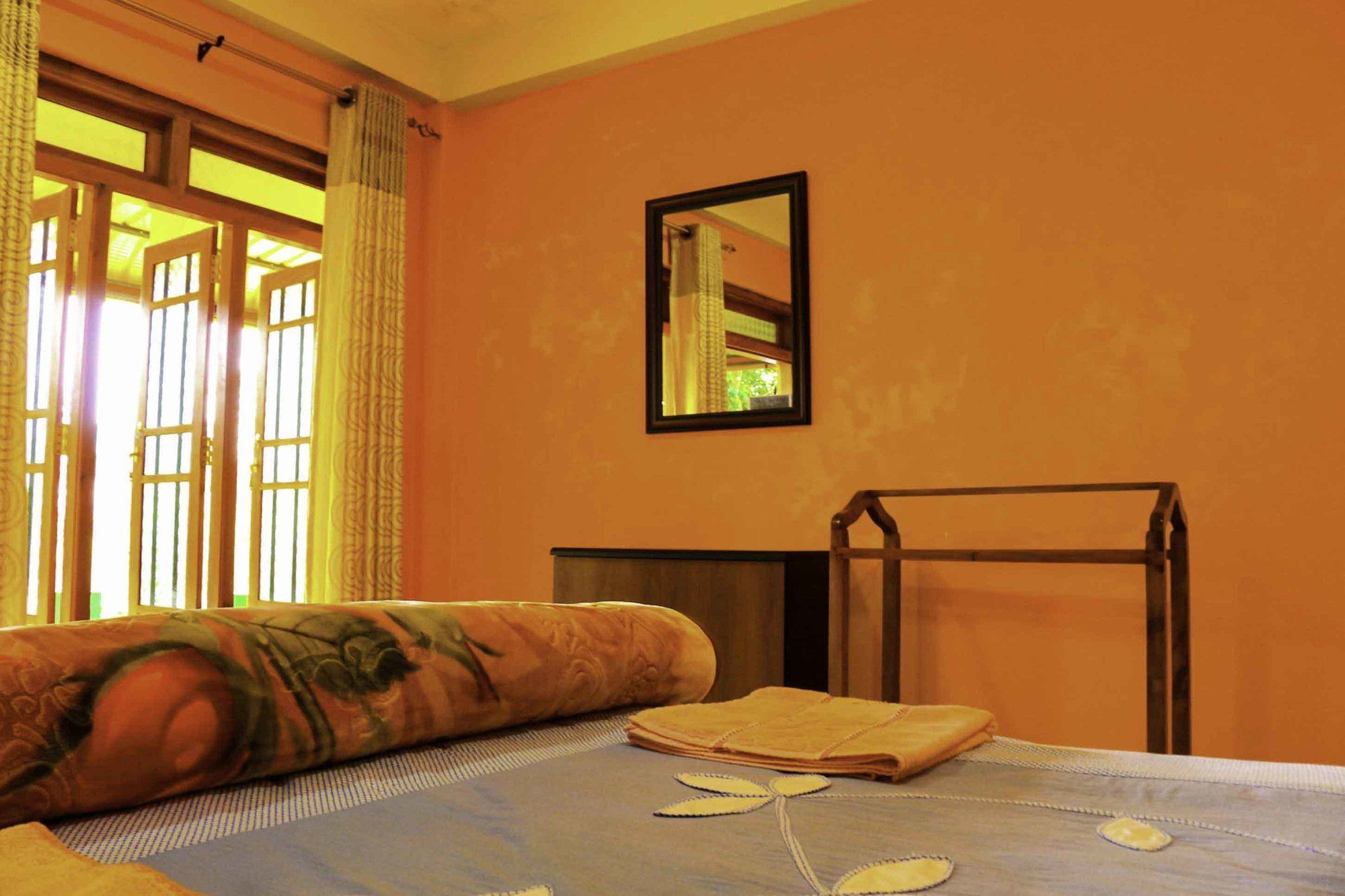Yoho Nine Arch Hotel 2*