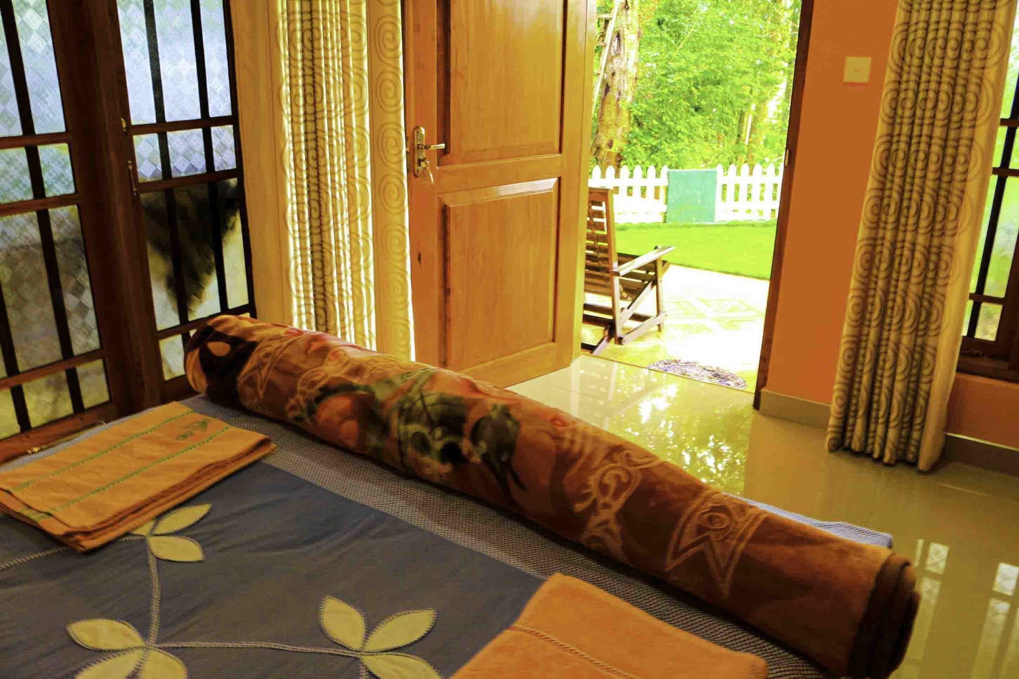 Yoho Nine Arch Hotel 2*