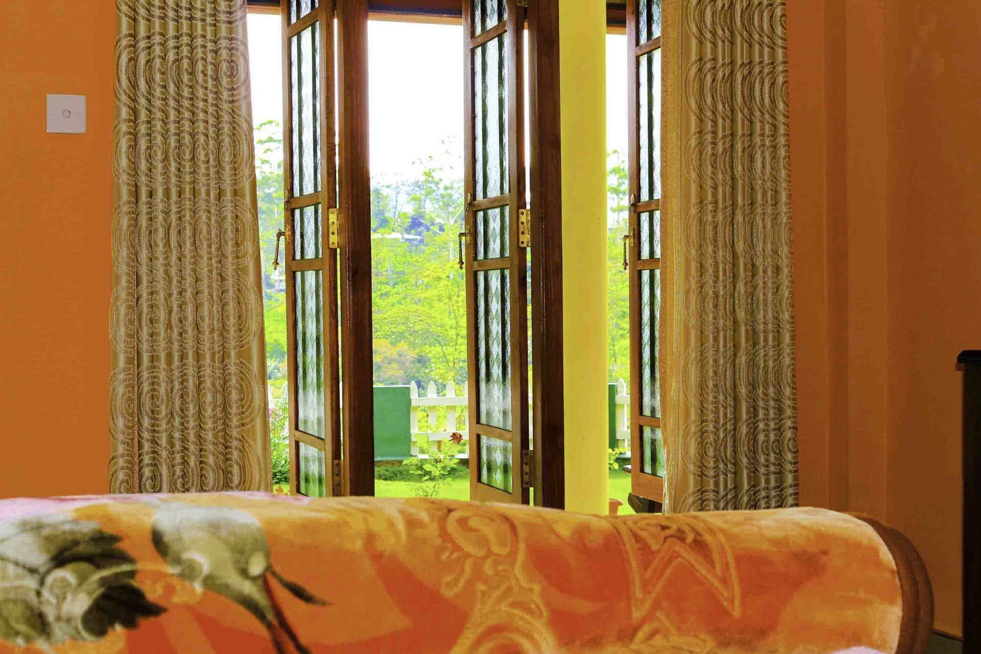 Yoho Nine Arch Hotel